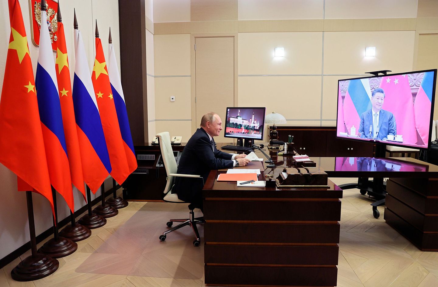 2021年12月15日，俄罗斯总统普京和习近平举行视频通话，讨论双边关系和国际事务。峰会召开之际，莫斯科与西方之间的紧张局势加剧，因为俄罗斯在乌克兰边境附近集结军队。（AP）