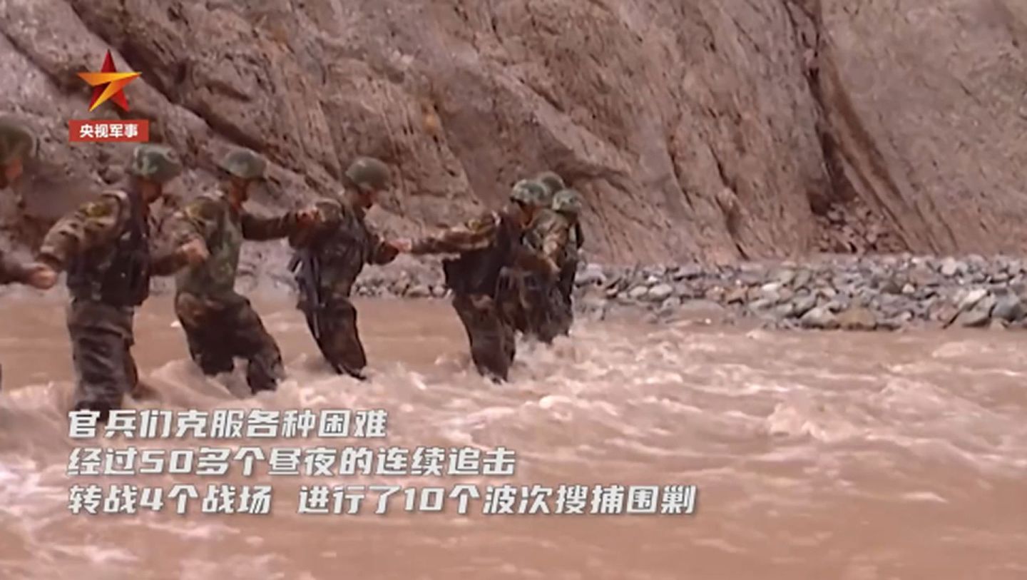 中国官方公布武警新疆总队反恐画面。（中国央视视频截图）