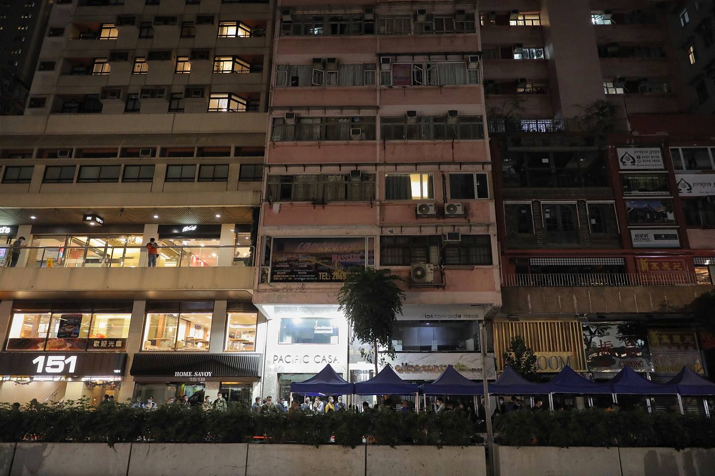政府1月7日晚上7时围封一名患者居住旳骆克道利顺大厦，以进行强制检测。 (张浩维摄)