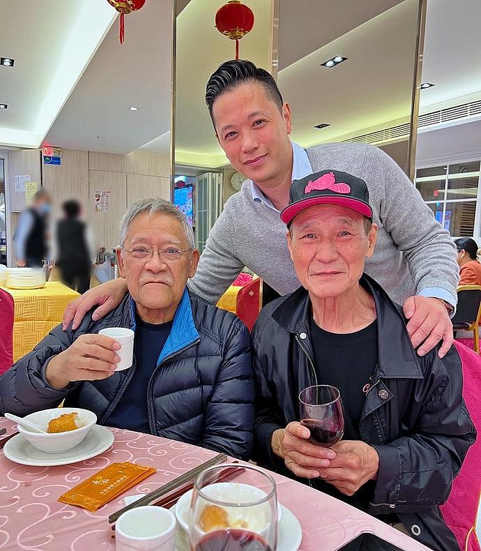 78岁陈惠敏患癌后恢复理想，与82岁吴耀汉喝酒叙旧，喝到满脸泛红（组图） - 1