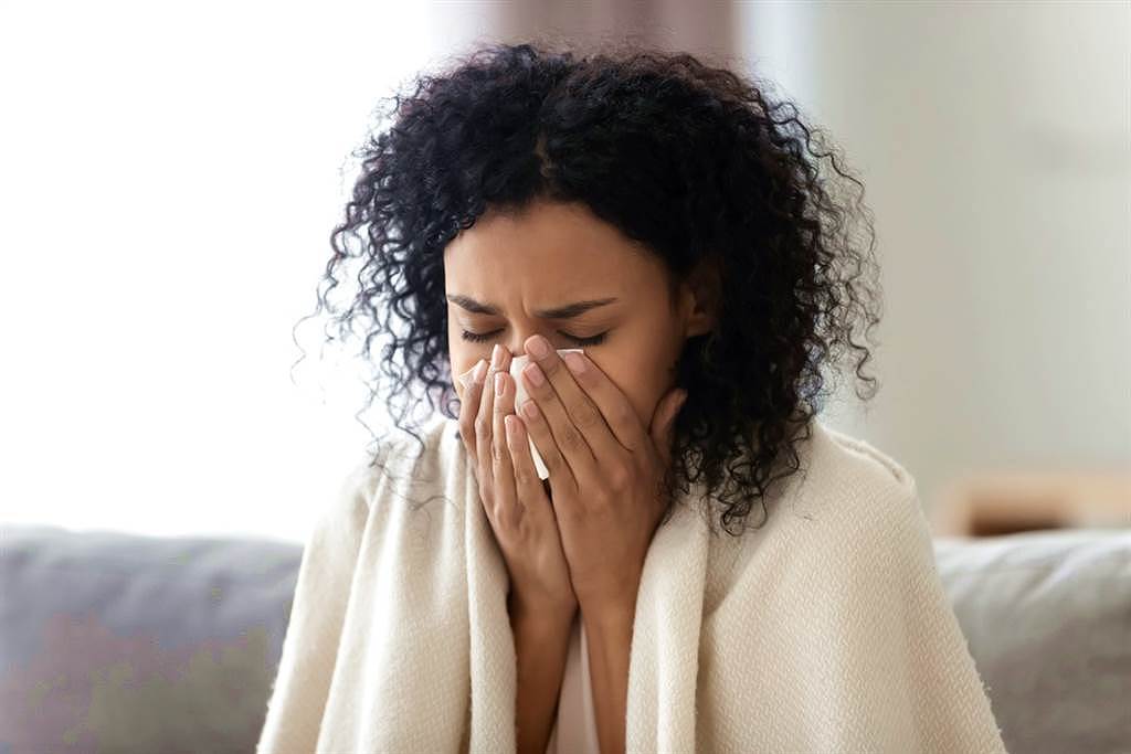 Omicron症状像感冒，包括流鼻水、头痛、疲倦等，不过英国民众还通报出现皮疹，主要包括荨麻疹、痱子及冻疮3种。 （示意图／shutterstock）
