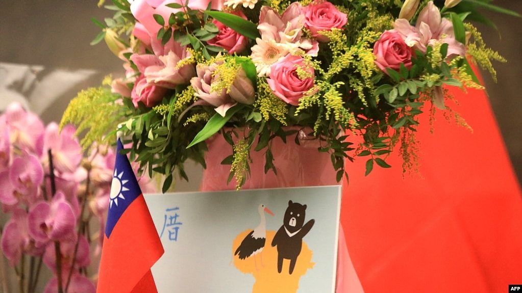 资料照片：台北驻立陶宛台湾代表处的大厅摆着鲜花和旗帜。（2021年11月18日）