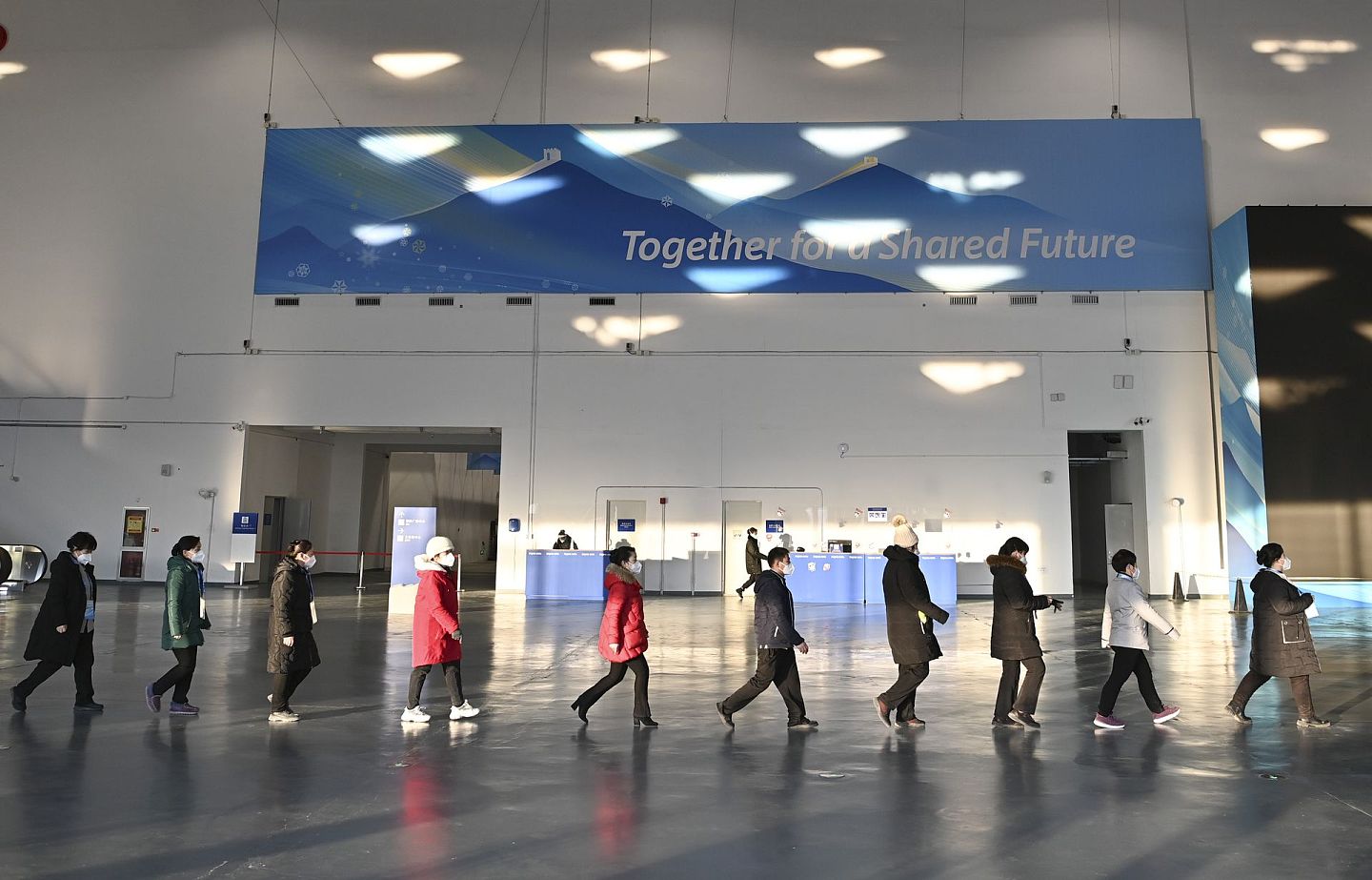 2022年1月10日，工作人员有序进入北京冬奥会主媒体中心大厅，准备上岗。（ 新华社）
