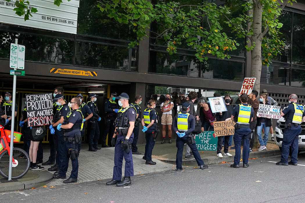 澳大利亚墨尔本公园酒店外，将难民维权人士围起来的警察，摄于本周一。