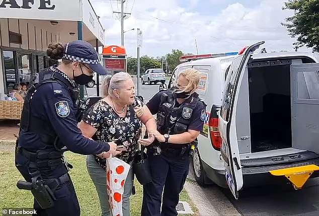 罚款$1300！澳女拒出疫苗证明被捕，店主：5名警察盯着她，胳膊上全是淤青（视频/组图） - 5
