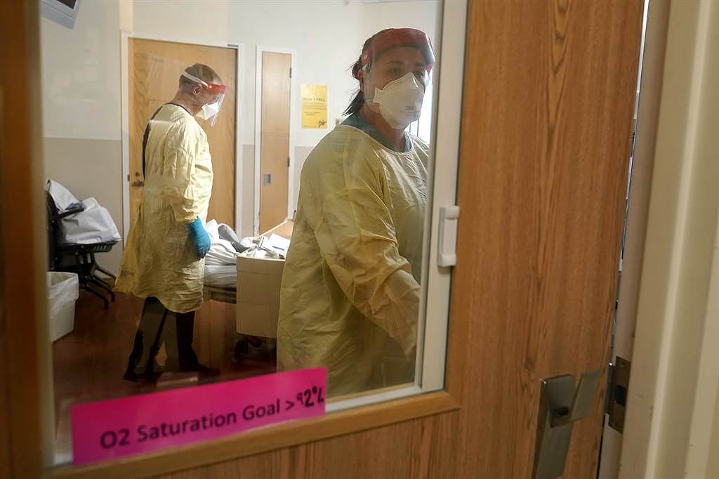 在新一波疫情下，美国医疗院所正面临严重的人手不足。 （图／美联社）