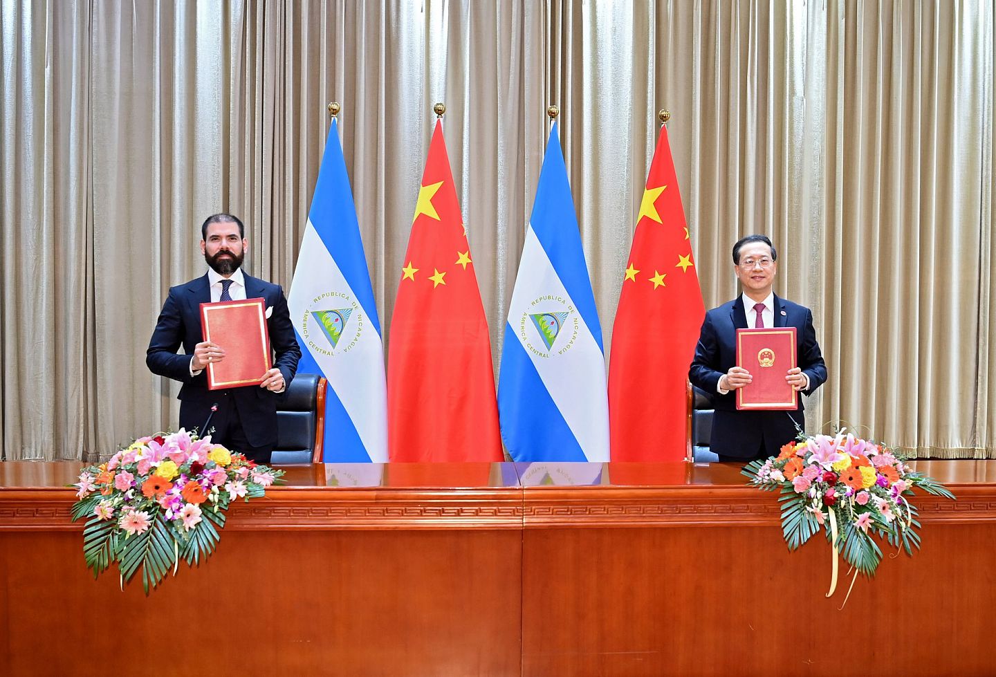 12月10日，中国与尼加拉瓜在天津签署《中华人民共和国和尼加拉瓜共和国关于恢复外交关系的联合公报》。（新华社）