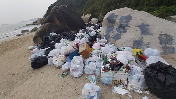 大量垃圾被废弃香港岸边，网友：现在没有内地客，不能甩锅了