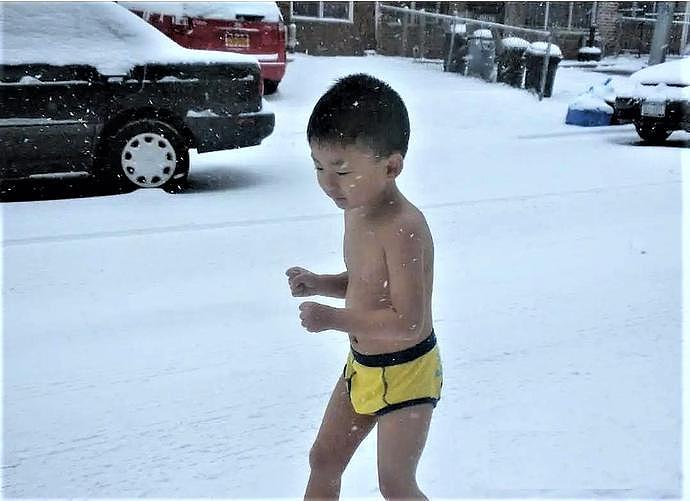 10年前，被父亲逼迫零下13度在国外街头裸跑的4岁小男孩，后来怎么样了？（组图） - 1