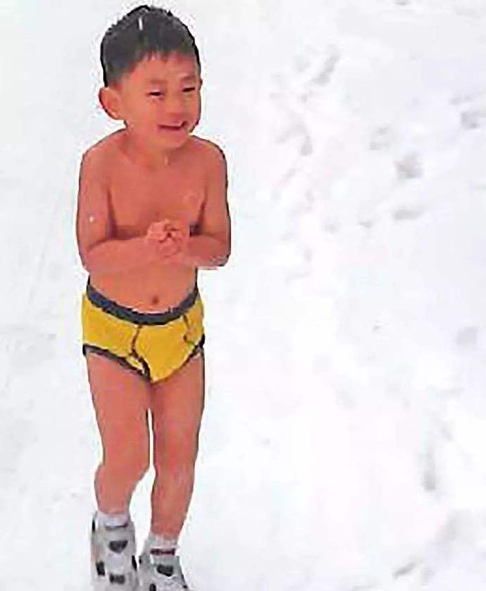 10年前，被父亲逼迫零下13度在国外街头裸跑的4岁小男孩，后来怎么样了？（组图） - 3
