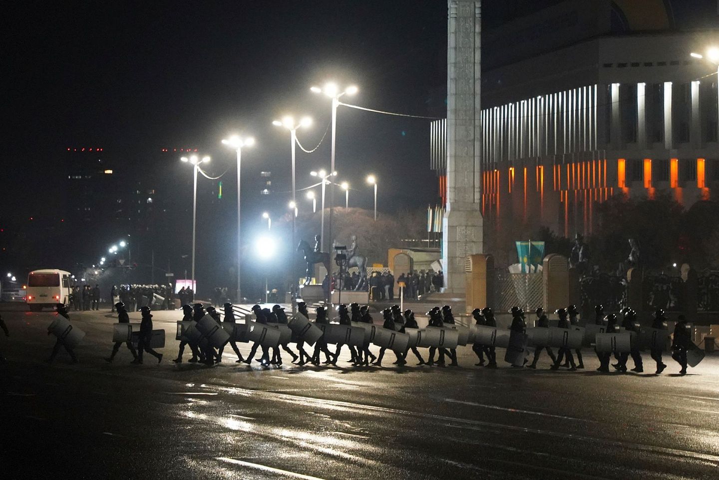 2022年1月5日，哈萨克斯坦阿拉木图的防暴警察封锁道路，阻挡示威者前进。（AP）