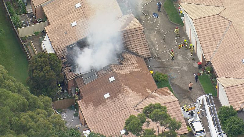 西悉尼民宅大火致1人死亡，屋顶塌陷火焰窜至10米高，30余名消防员到场（组图） - 2