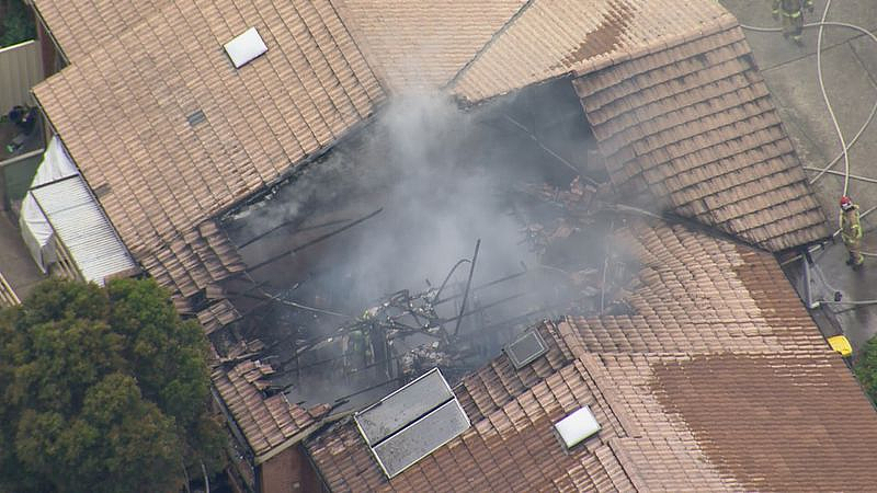 西悉尼民宅大火致1人死亡，屋顶塌陷火焰窜至10米高，30余名消防员到场（组图） - 3