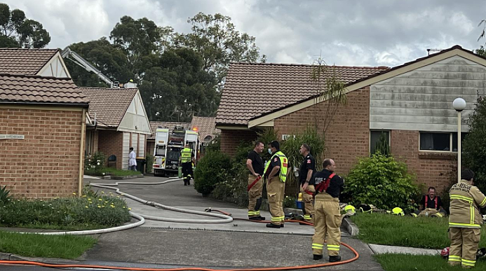西悉尼民宅大火致1人死亡，屋顶塌陷火焰窜至10米高，30余名消防员到场（组图） - 4