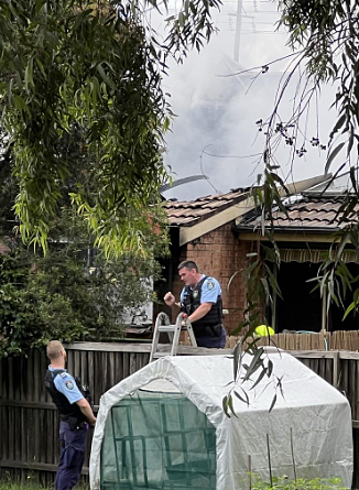 西悉尼民宅大火致1人死亡，屋顶塌陷火焰窜至10米高，30余名消防员到场（组图） - 5
