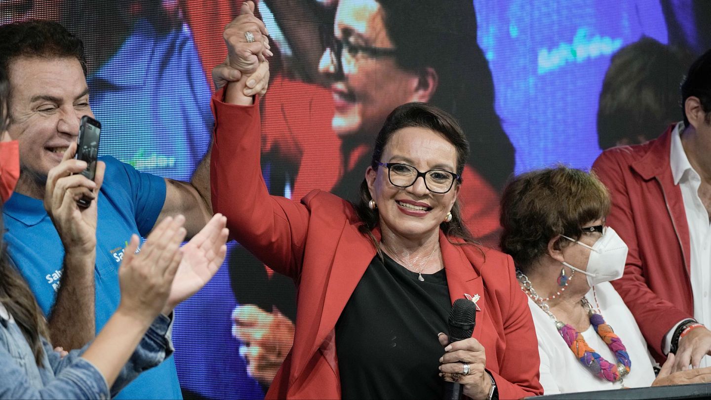 洪都拉斯在野党候选人卡斯特罗在总统大选中得票远胜对手，右翼执政党“国家党”承认落败。图为2021年11月28日，她宣布胜选时向支持者发表讲话。（AP）