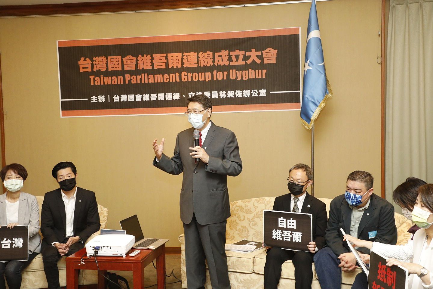 2021年4月23日台湾立法院成立“台湾国会维吾尔连线”，该院秘书长林志嘉（中）表示，台湾立法院现在在世界的曝光度、重要性都越来越被重视，民主台湾必须对中国政权压迫人民提出强烈抗议，期盼能帮助维吾尔人早日脱离困境。（多维新闻）