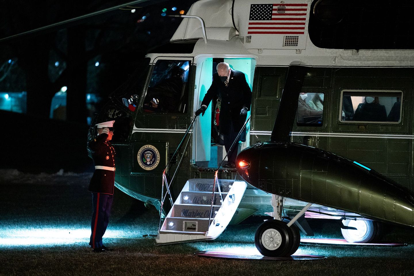 2022年1月11日，美国总统乔·拜登在抵达白宫南草坪后走出海军陆战队一号。（AP）