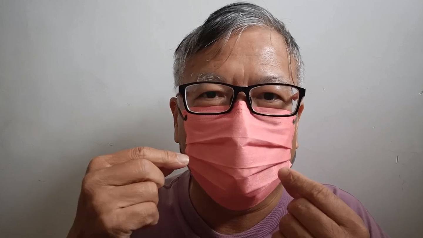 化學博士鄺士山（K Kwong）於Facebook拍片，指外國一直有研究戴兩個口罩保護力，「戴兩個口罩比一個有用」。（K Kwong Facebook）