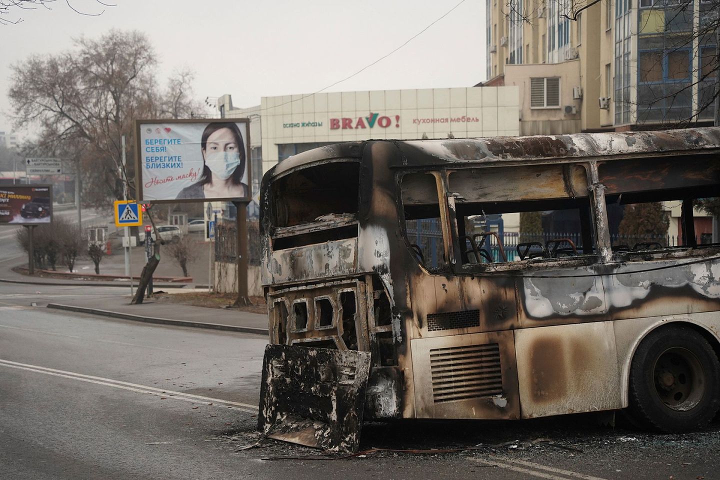 1月7日，哈萨克斯坦阿拉木图，马路上一辆被烧毁的巴士。（AP）