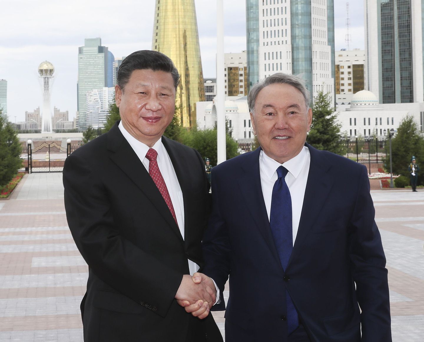 2017年，中国领导人习近平（左）曾与时任哈萨克斯坦总统的纳扎尔巴耶夫（右）举行会谈。（新华社）