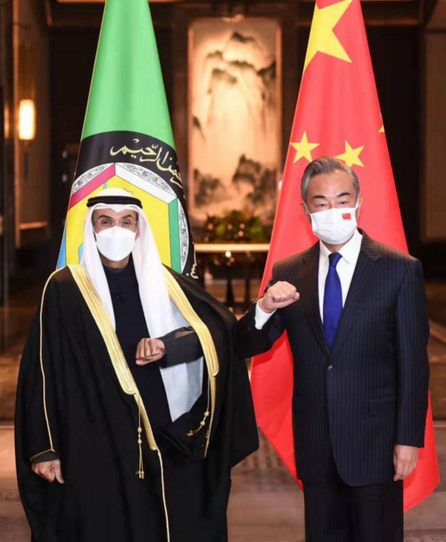 2022年1月11日，国务委员兼外长王毅（右）在江苏无锡会见海湾阿拉伯合作委员会秘书长纳伊夫（左）。（）