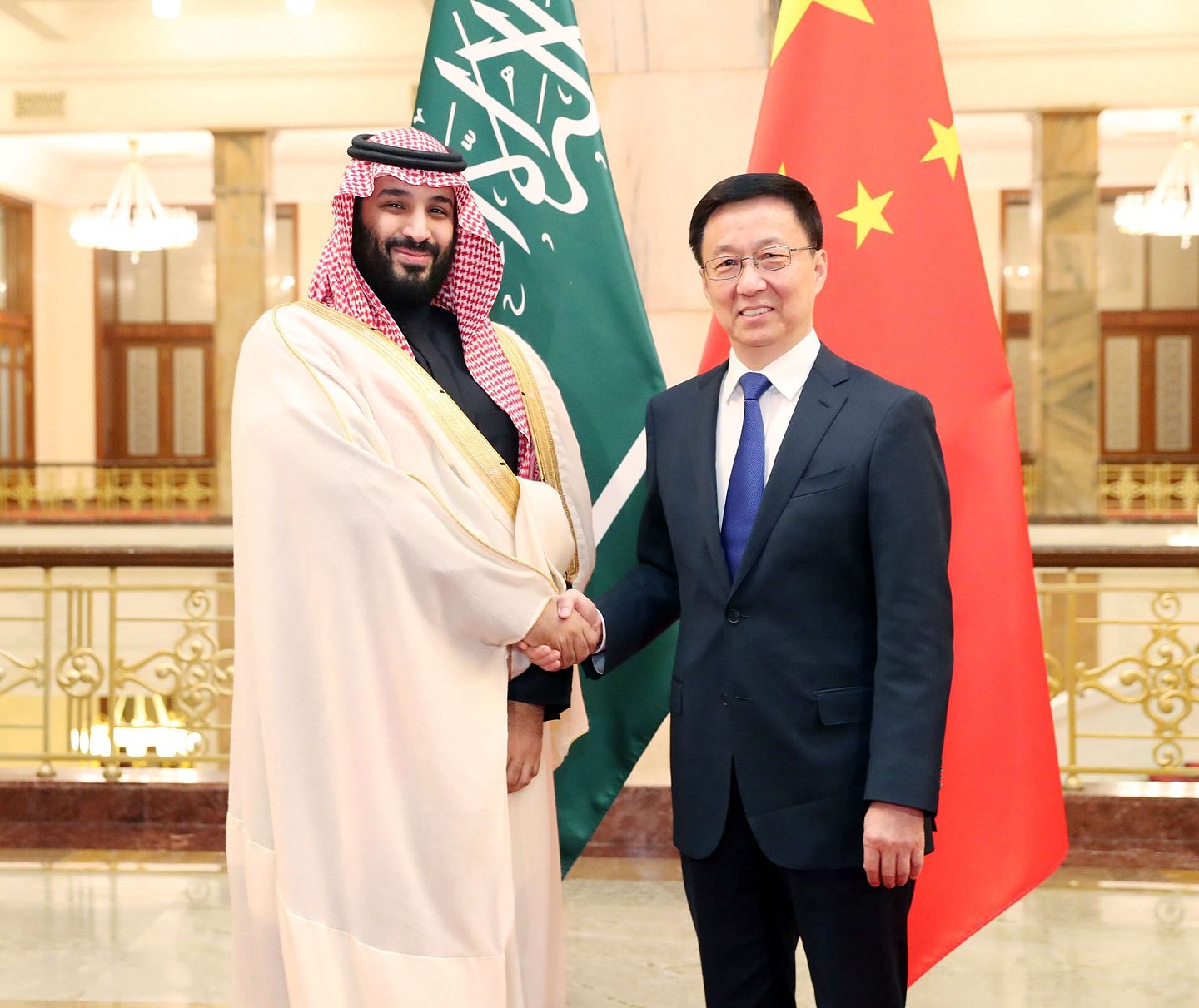 2019年2月22日，副总理韩正（右）在人民大会堂会见沙特阿拉伯王储穆罕默德·本·萨勒曼（左），并共同主持中沙高委会第三次会议。（新华社）