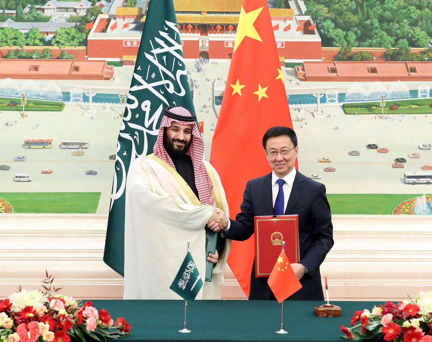 访问期间，两国签署了35份经济合作协议，其中包括沙特阿拉伯阿美公司与北方工业公司等在东北盘锦开发投资规模达100亿美元的炼油和石化联合企业。（新华社）