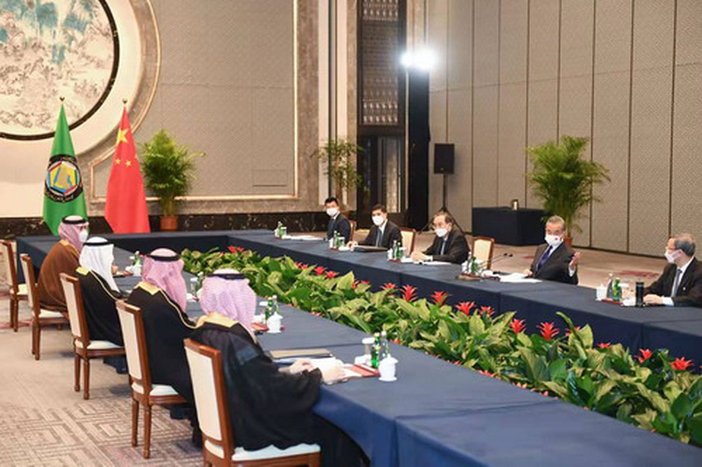 2022年1月11日，国务委员兼外长王毅在江苏无锡会见海湾阿拉伯合作委员会秘书长纳伊夫，双方代表团举行会谈。（）
