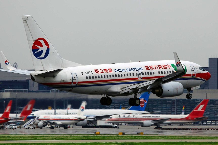 一架中国东方航空公司飞机从机场起飞。