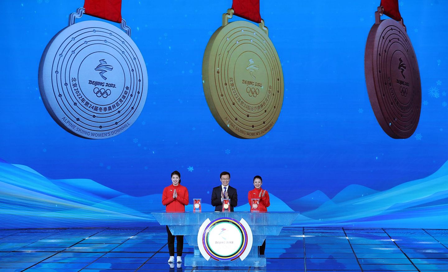 2021年10月26日，北京2022年冬奥会开幕倒计时100天主题活动在北京隆重举行。中共中央政治局常委、中国国务院副总理、第24届冬奥会工作领导小组组长韩正出席活动，并发布北京冬奥会奖牌“同心”。（新华社）
