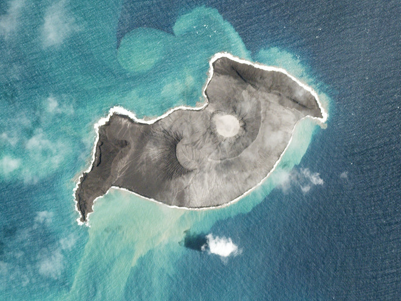汤加海底火山喷发后，小岛几乎消失，卫星照片定格惊人影像（组图） - 2