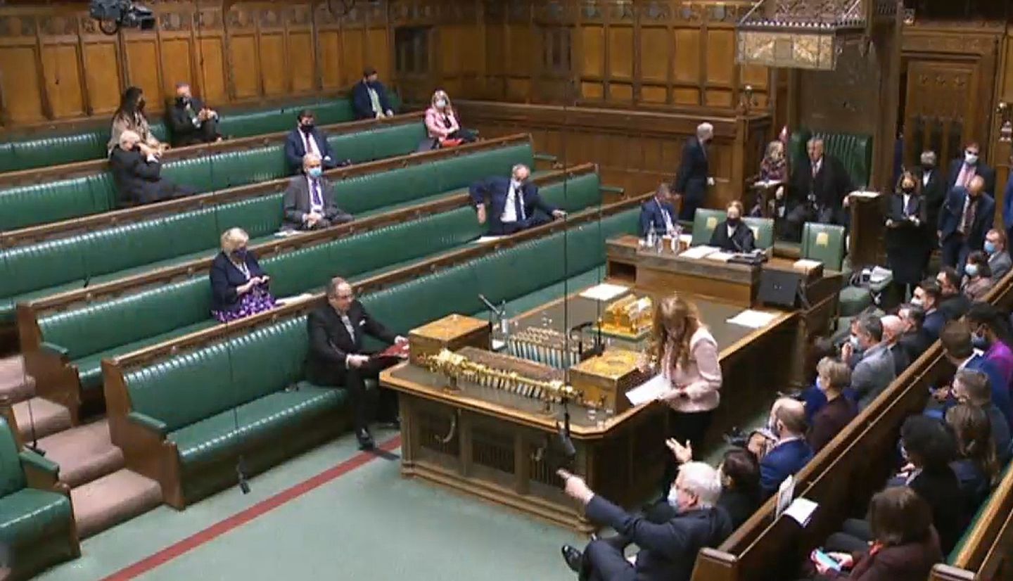 1月11日，财务部主计长Michael Ellis（左方座位前排中）在下议院为约翰逊辩解，图中可见几乎没有保守党议员出席支持，相较之下，右面的反对党座位则坐满了议员。（Twitter@PoliticsForUK）