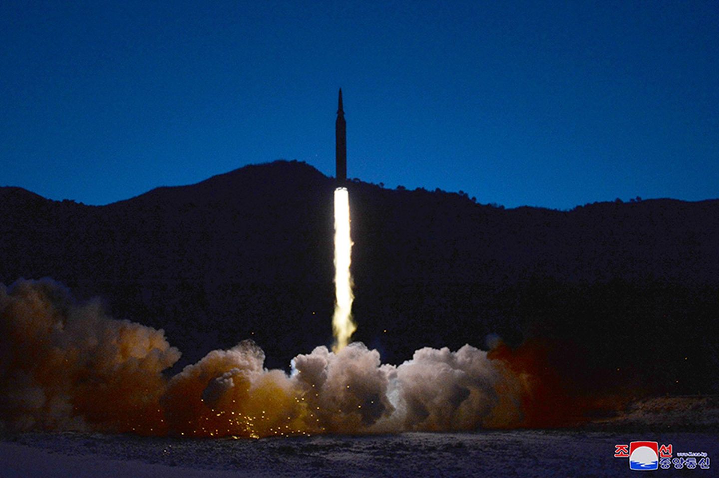 2022年1月12日，朝鲜导弹试射现场画面。（朝中社）