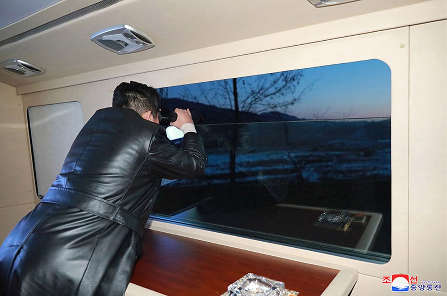 2022年1月12日，朝鲜领导人金正恩参观导弹试射活动。（朝中社）