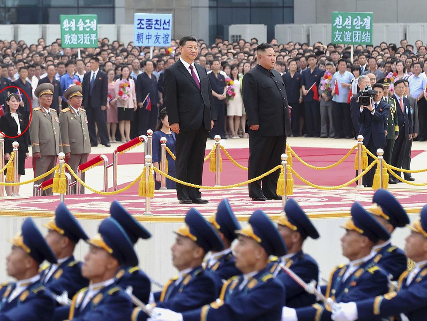 2019年6月20日，中国国家主席习近平访问朝鲜，金与正（图中红圈位置）出现在欢迎人员队列。（AP）