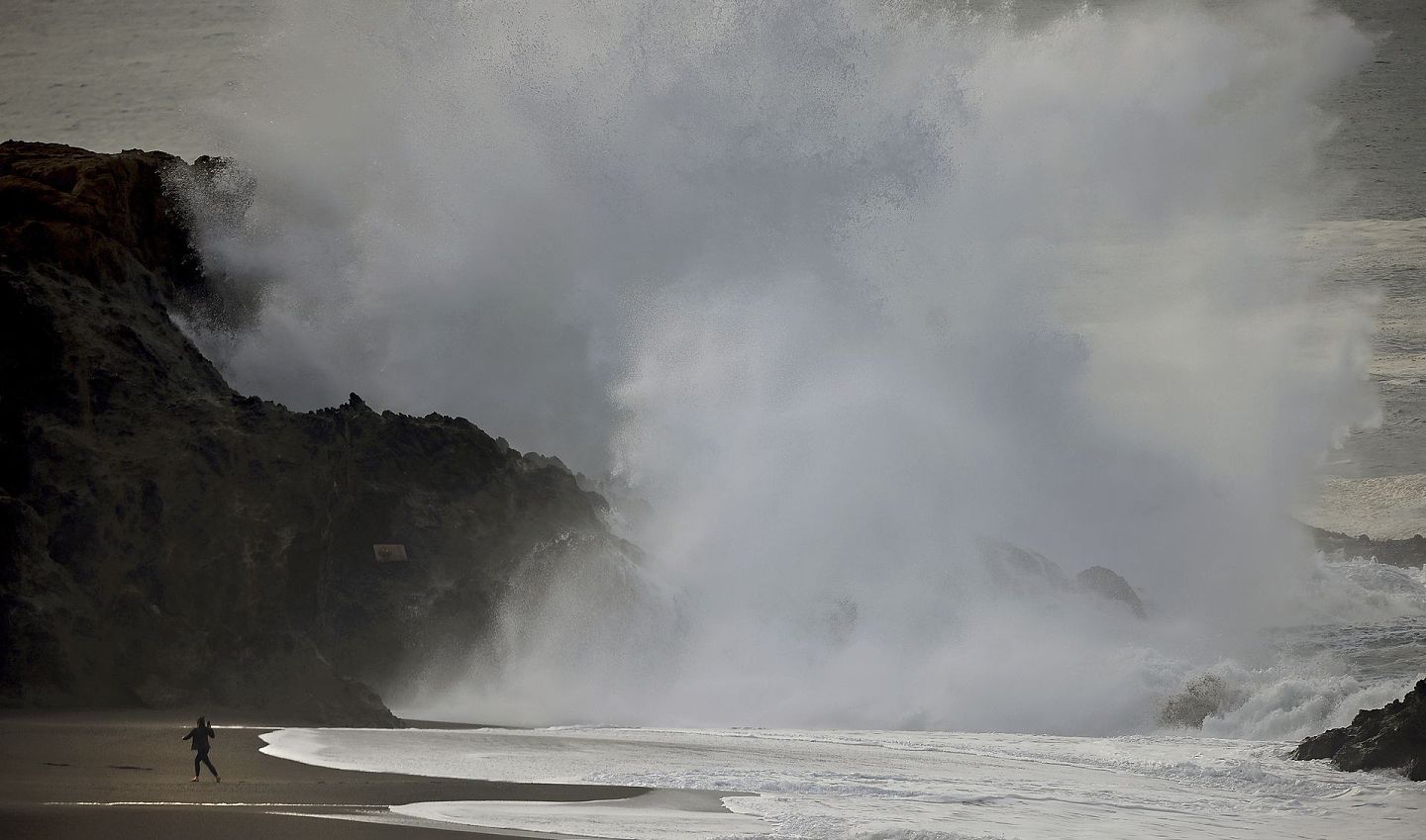 图为1月16日，美国加洲博德加湾，汤加引发的海啸抵达美国沿岸。（AP）