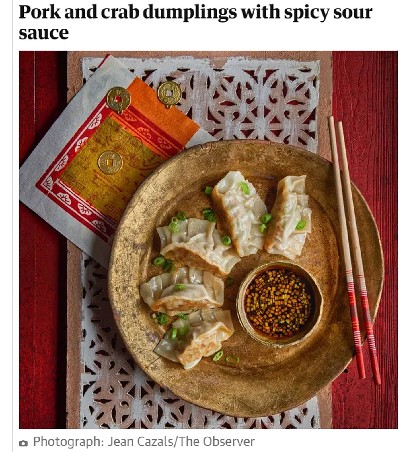 图为英国《卫报》2022年1月16日刊登的贺年食谱，饺子旁边的装饰是冥钱，认真大吉利是。 （卫报截图）