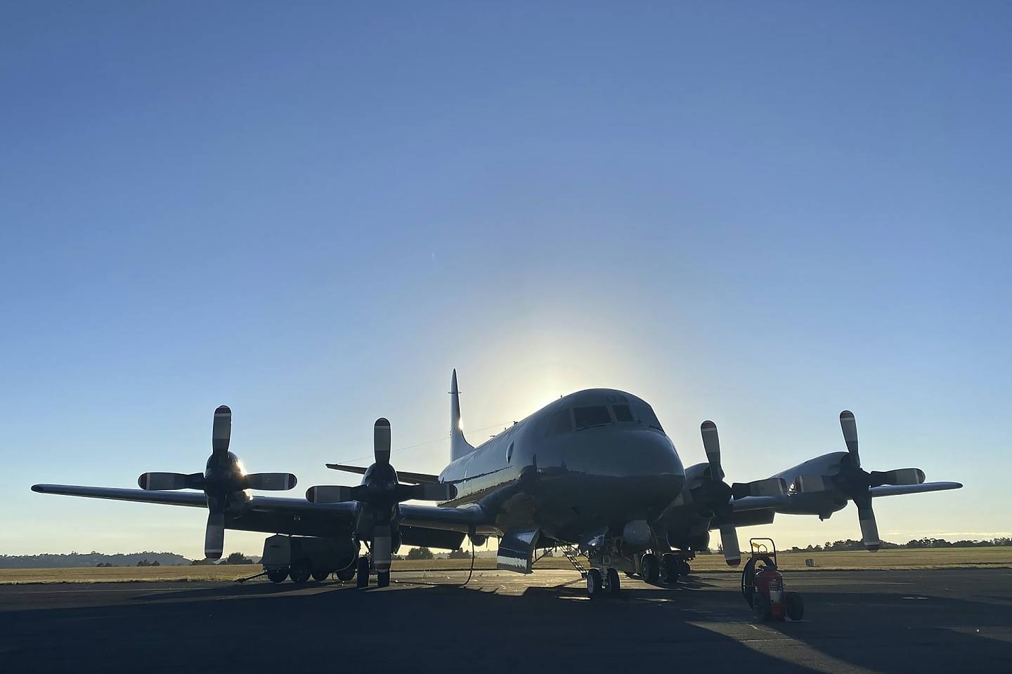 湯加火山：圖為1月17日，新西蘭軍方提供的照片，顯示在奧克蘭停泊的軍機，它準備飛往湯加，協助政府視察當地火山噴發引發的災情。（AP）