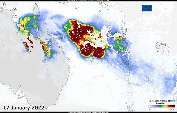 ▲▼卫星云图显示，汤加海底火山喷发后形成的二氧化硫云雾飘过太平洋。（图／路透）