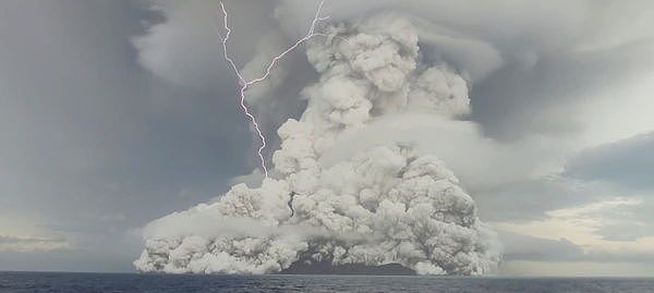 ▲▼汤加「洪加汤加－洪加哈派」（Hunga Tonga-Hunga Ha’apai）火山喷发瞬间。（图／路透）
