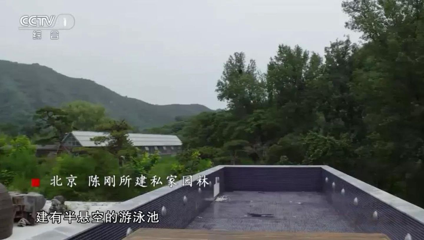 私家园林还建有半悬空的游泳池。（中国央视截图）