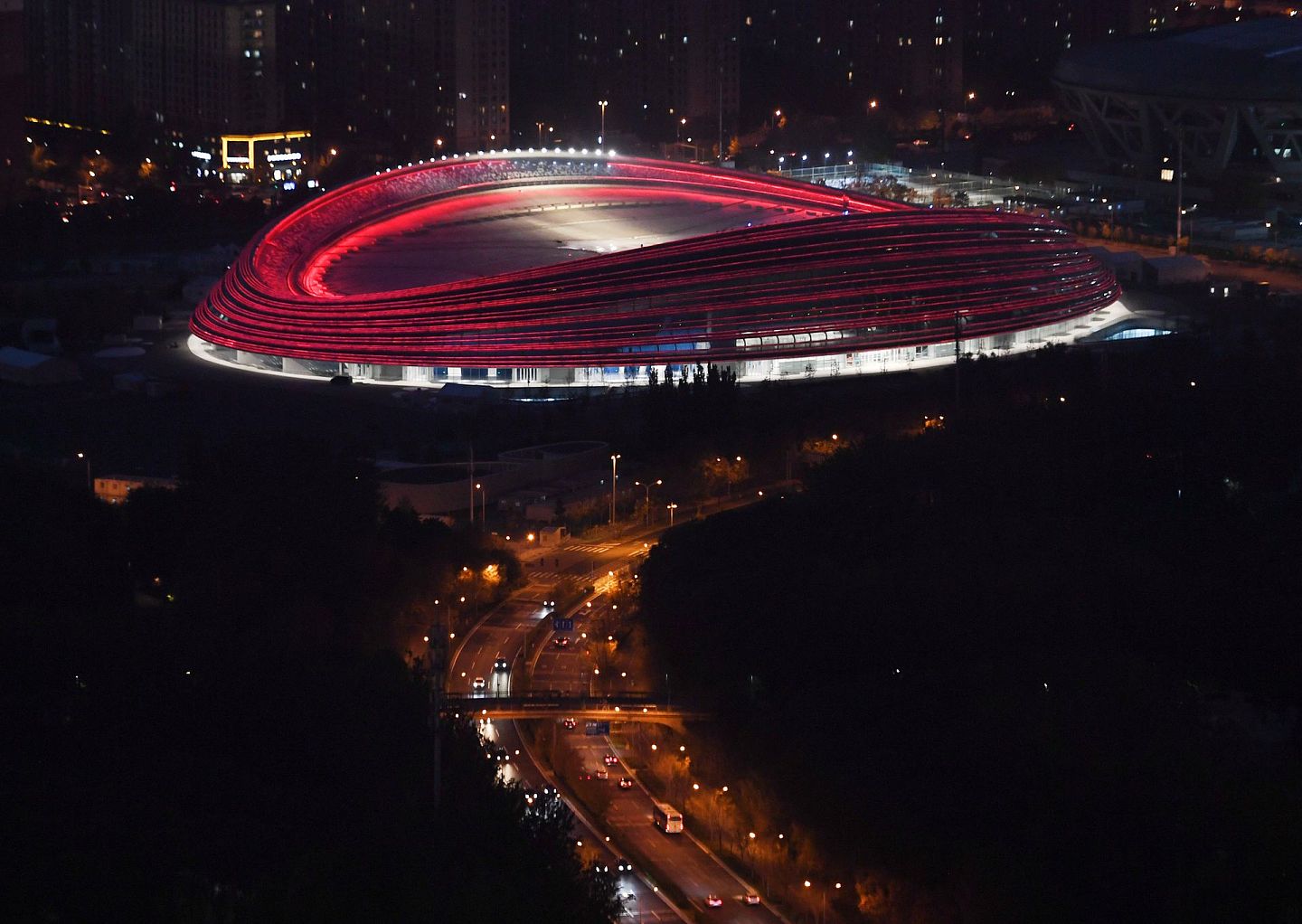 2021年10月28日拍摄的中国国家速滑馆夜景。由北京市负责的冬奥场馆和配套基础设施建设全面收官。（新华社）