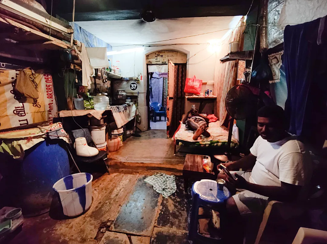 中国博主被困印度“小黑屋”，讲述三个月“魔幻生活”