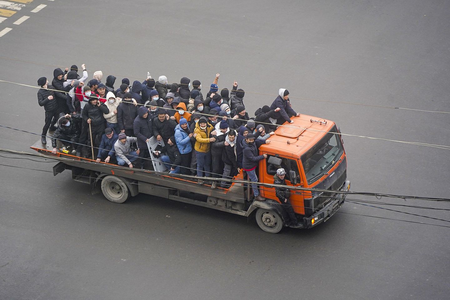 2022年1月5日，在哈萨克斯坦阿拉木图，示威者驾驶一辆卡车展开抗议活动。（AP）