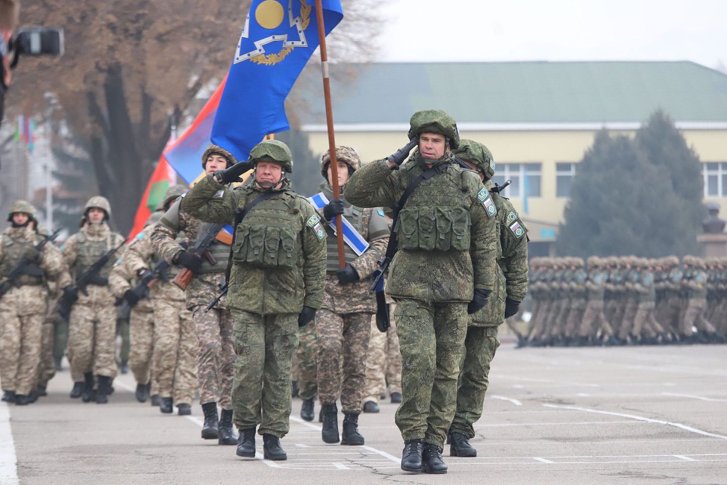 2022年1月13日，集安组织维和部队开始撤离哈萨克斯坦，哈方当天在阿拉木图市为集安组织维和部队举行送行仪式。（新华社）