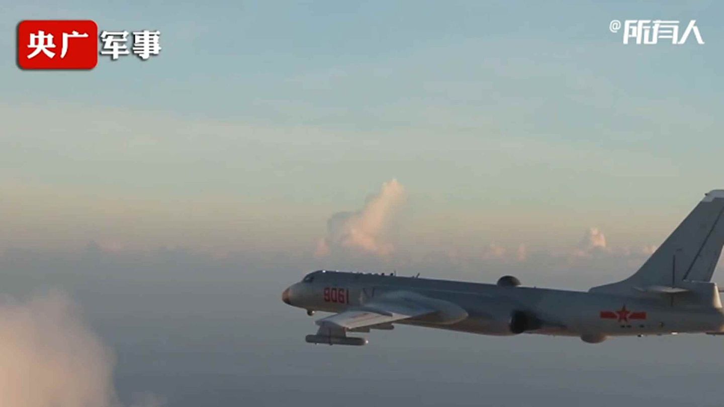 解放军轰炸机南海训练画面曝光。（中国央视视频截图）
