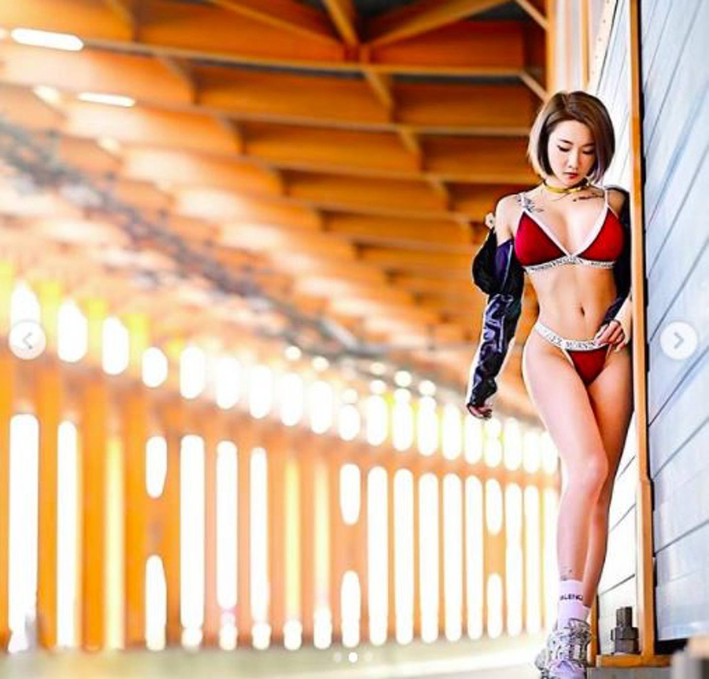 在荃湾公路旁拍照的性感女子原来健身教练兼网红，日前上载了照片。 （ig＠rosannang_yautsz）