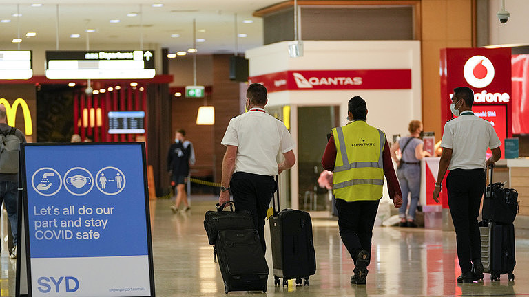 说好的隐私呢？澳大利亚机场海关强制要求旅客上交手机及密码