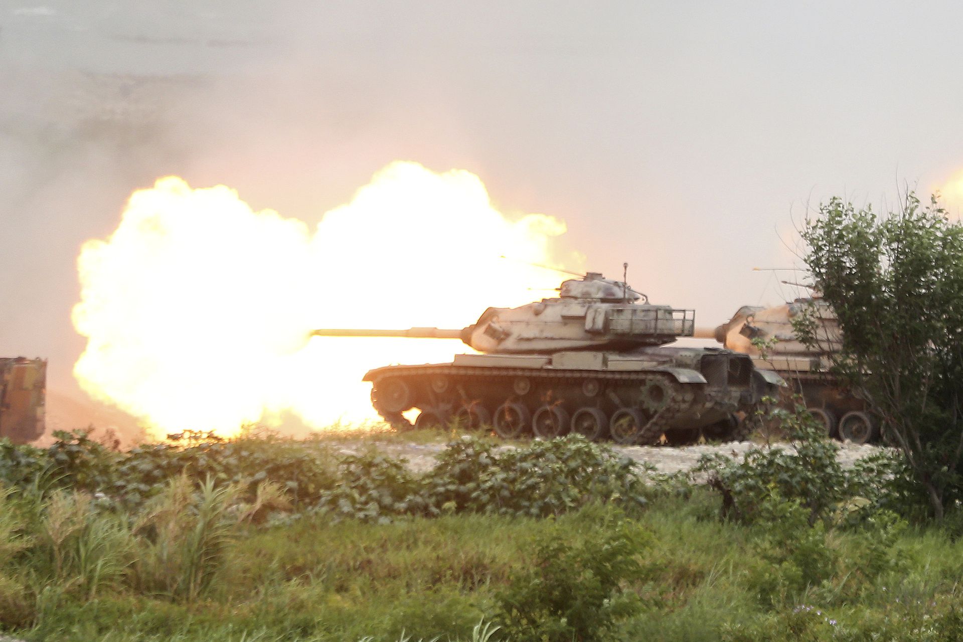 M60巴顿坦克在演习中射击，M60巴顿是美国陆军第四代也是最后一代的巴顿系列坦克。（AP）